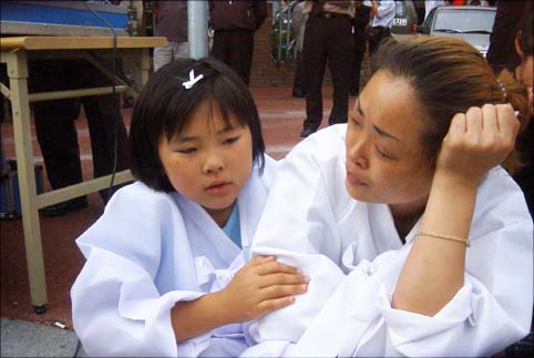 망연자실한 미망인 최미애씨와 큰딸 혜미(12살)양. 